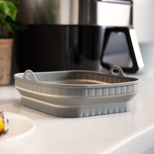 Grått airfryer innlegg med luftsirkulerende rillemønster