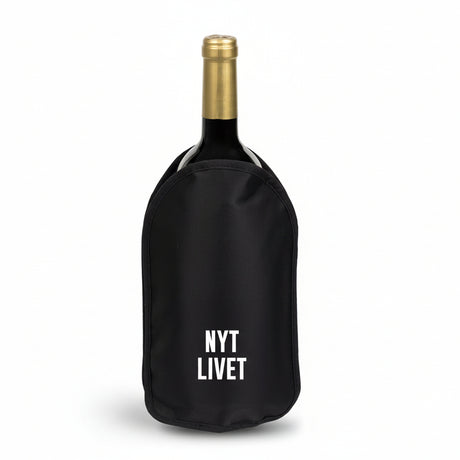 Nyt Livet vinkjøler sammen med campingglass og sitronbrus på en terrasse.