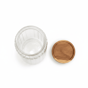 Transparent oppbevaringskrukke i rillet glass med trelokk