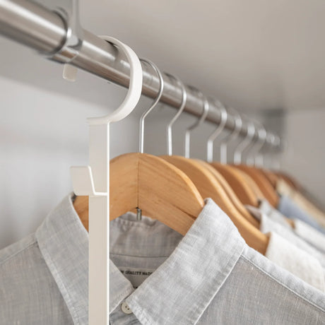 Hvit uttrekkbar garderobeløsning med to stenger og sidekroker