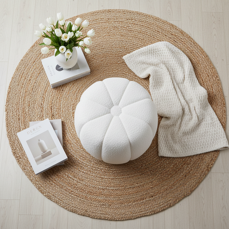 Offwhite puff som gir rommet et lunere og mykere uttrykk