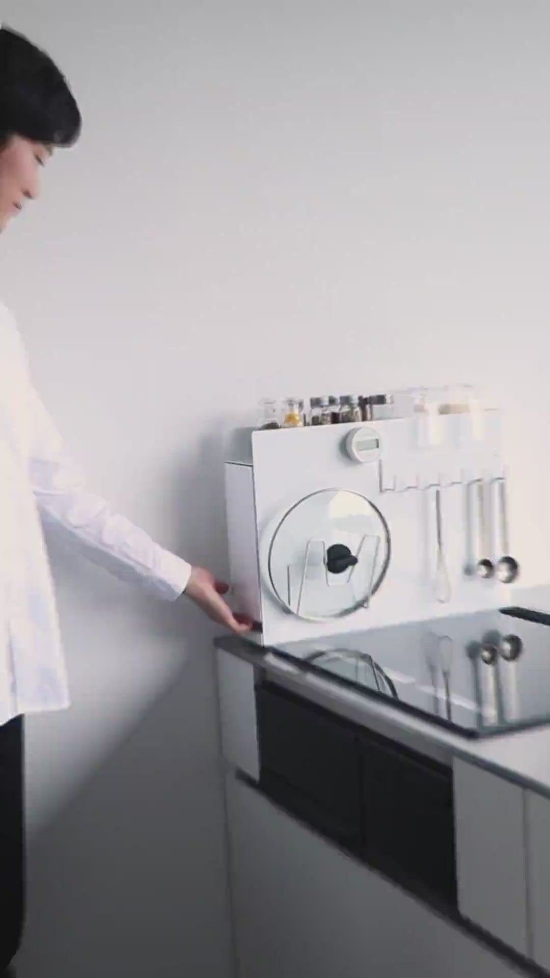 Krydderoppbevaring i hvit stål med skjult uttrekk til glass og flasker