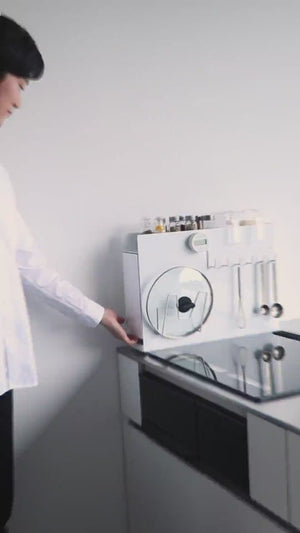 Krydderoppbevaring i hvit stål med skjult uttrekk til glass og flasker