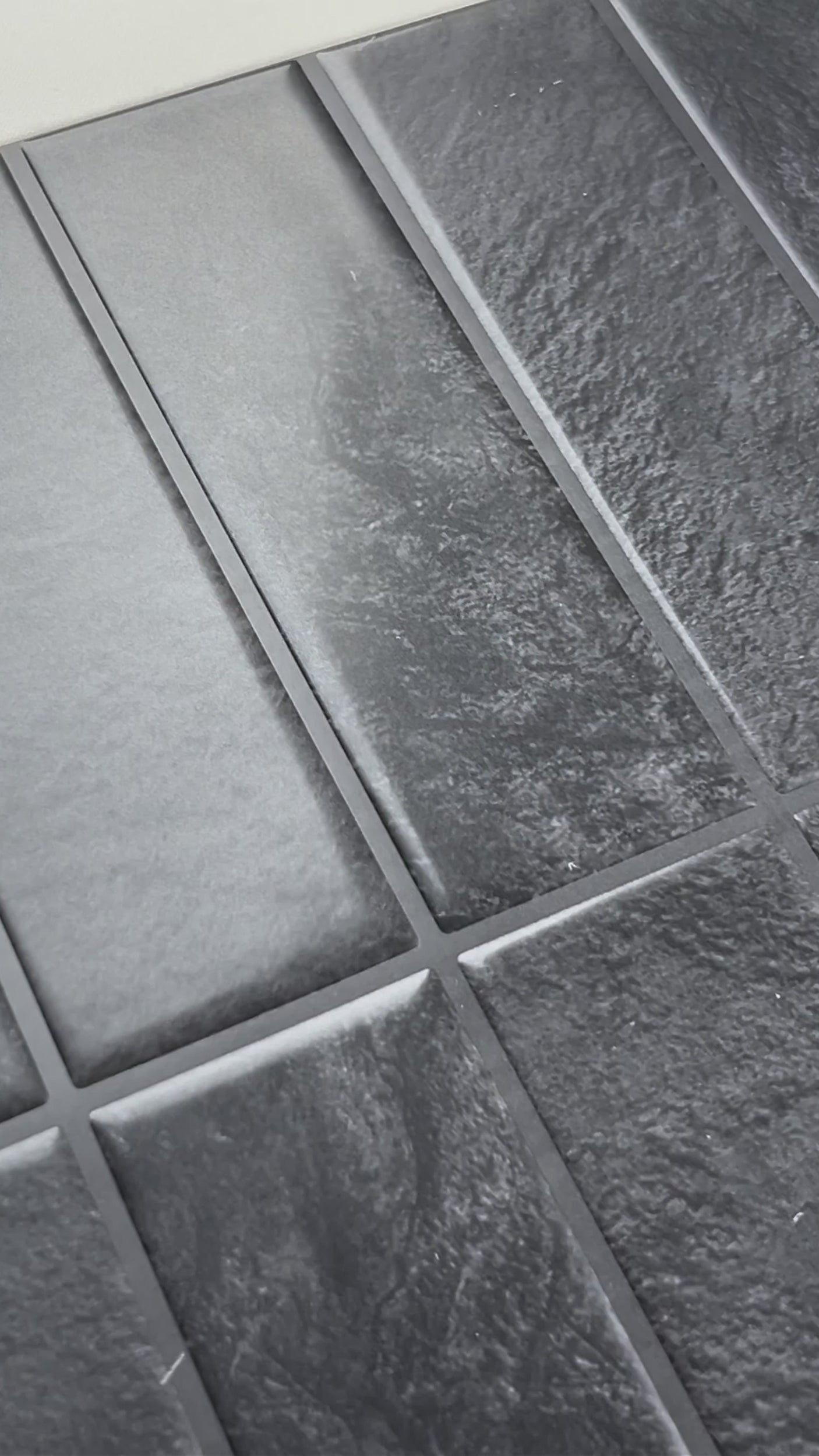 Adelina antrasitt silkematt selvklebende veggfliser