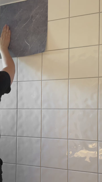 Moderne vinylfliser på gulv i bad eller gang med slitesterk overflate.