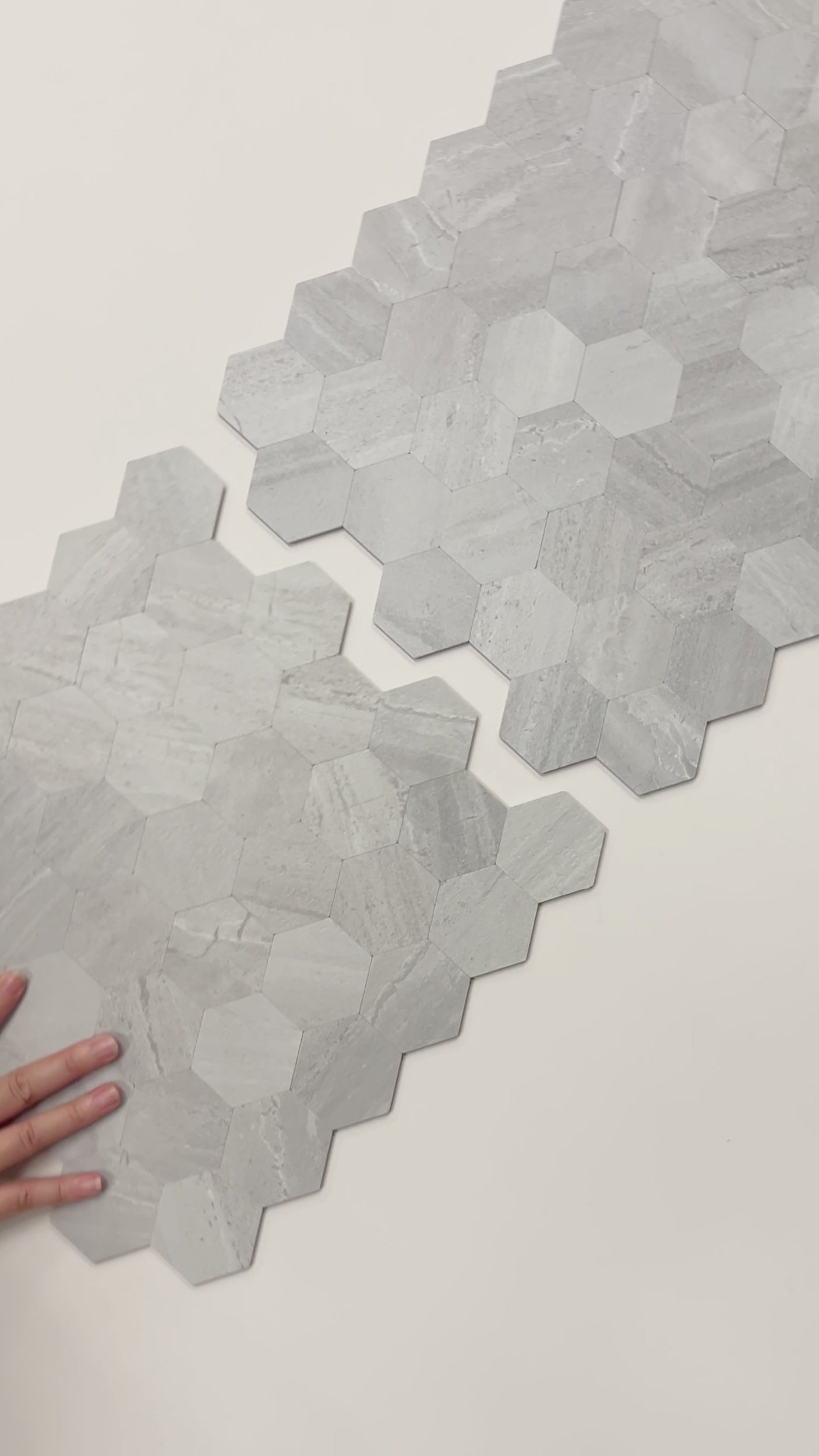 Selvklebende sekskantfliser i lys grå steinlook – moderne veggfliser som passer perfekt på kjøkken eller bad for et stilrent og tidløst uttrykk