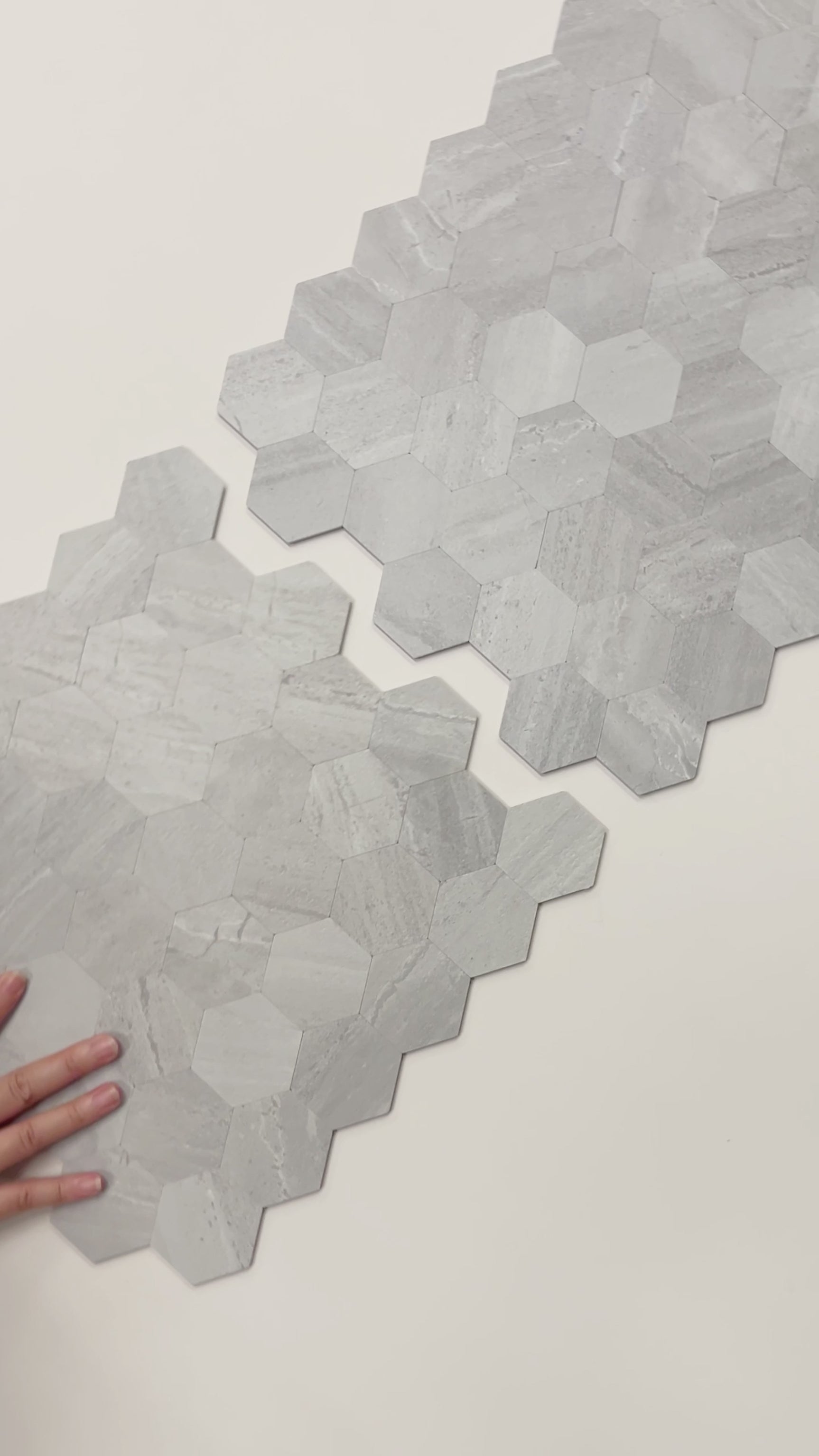 Selvklebende sekskantfliser i lys grå steinlook – moderne veggfliser som passer perfekt på kjøkken eller bad for et stilrent og tidløst uttrykk