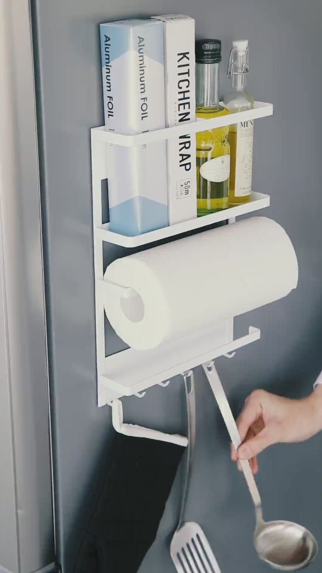 Svart kjøkkenhylle med magnetfeste for kjøkkenpapir og folie