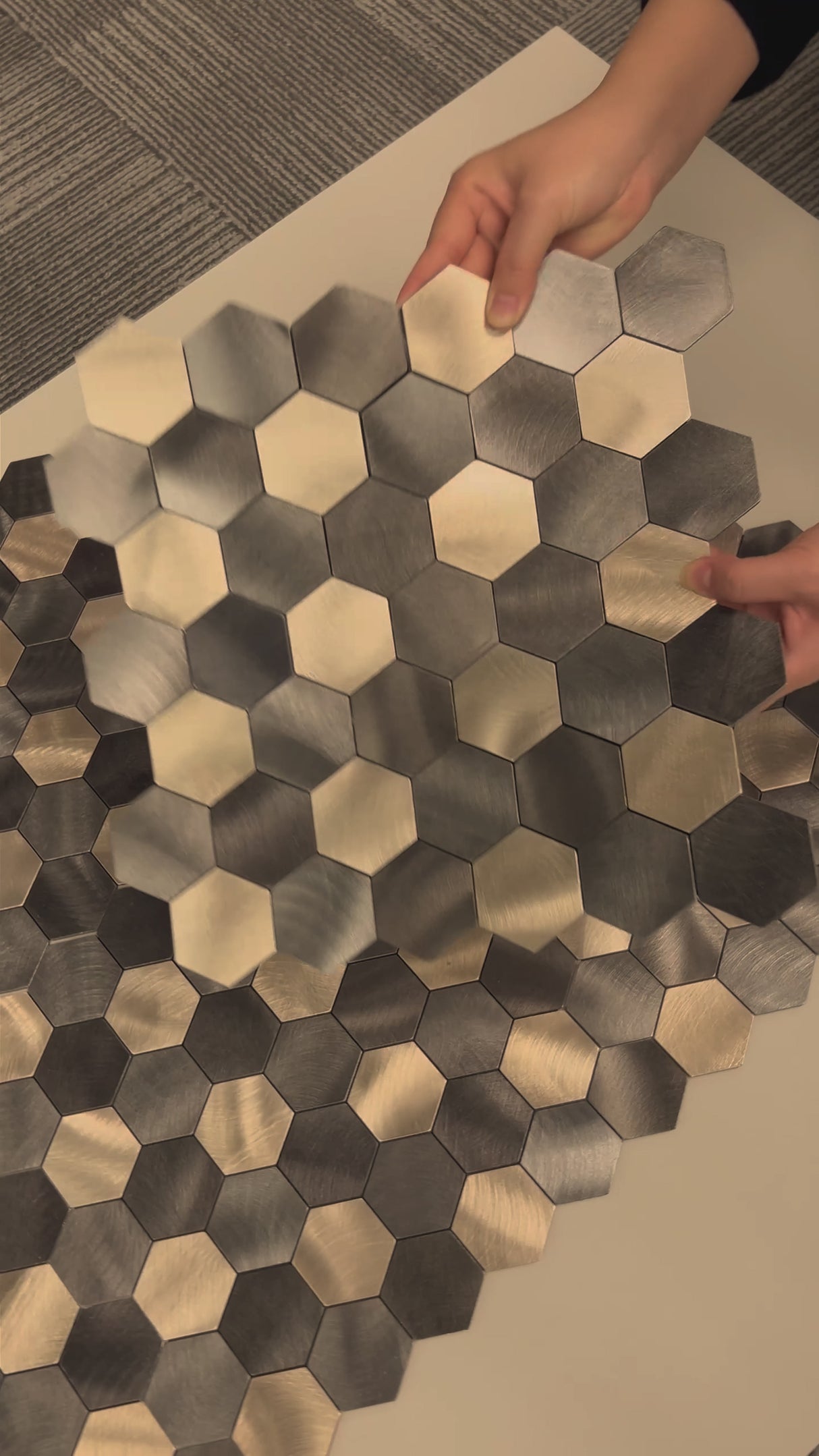 Vareprøve: Latte hexagon selvklebende fliser