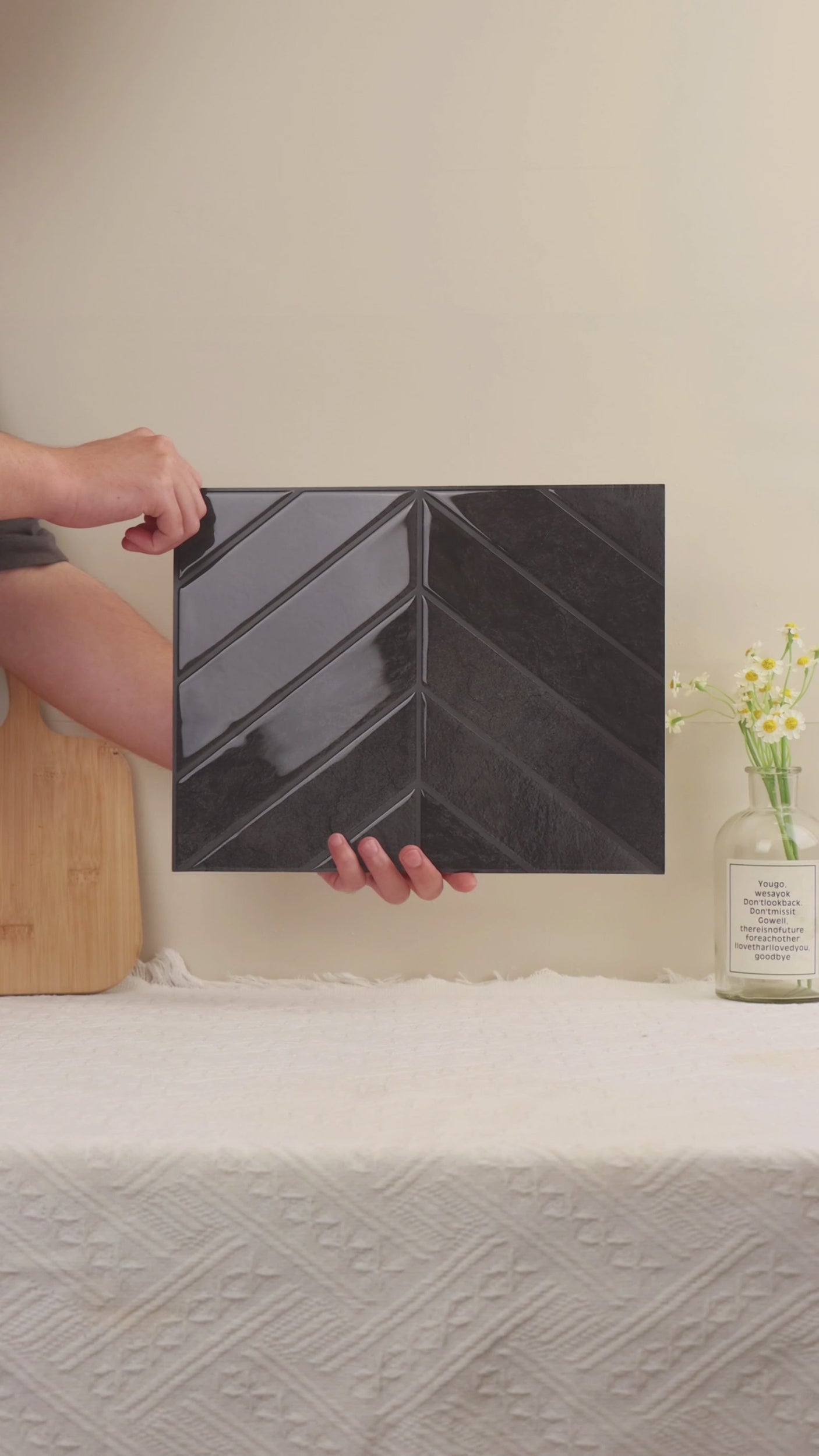 Evelina svarta självhäftande väggplattor