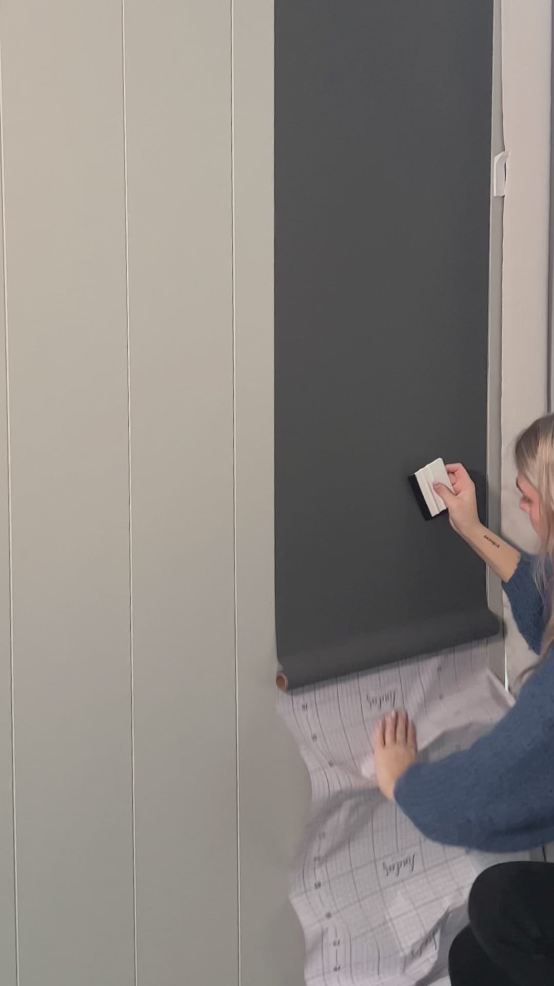 Strukturert tapet i dempet gråfarge som passer moderne og minimalistiske hjem.