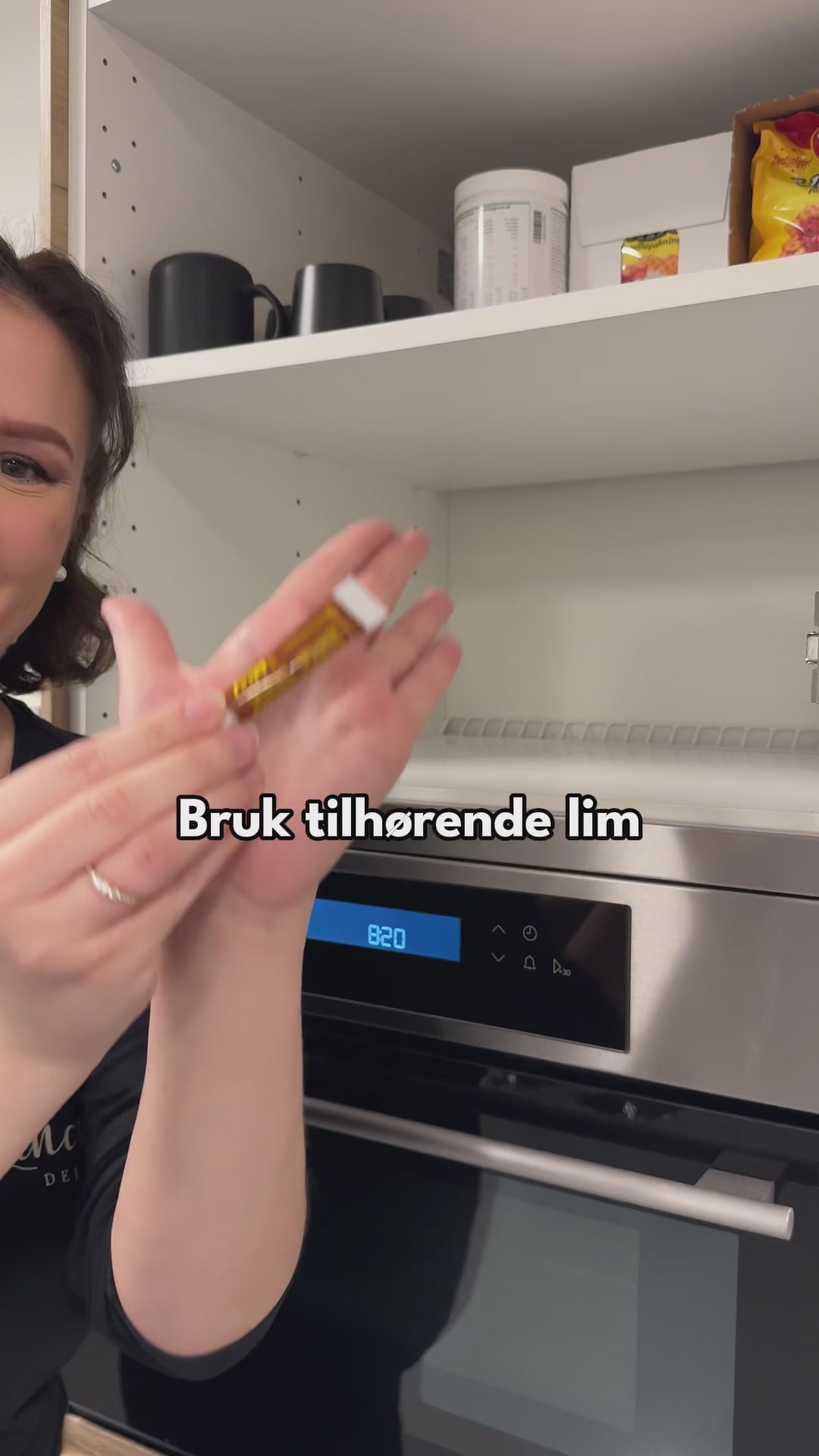 Hvit uttrekkbar oppbevaringshylle til krydder og småvarer i skap