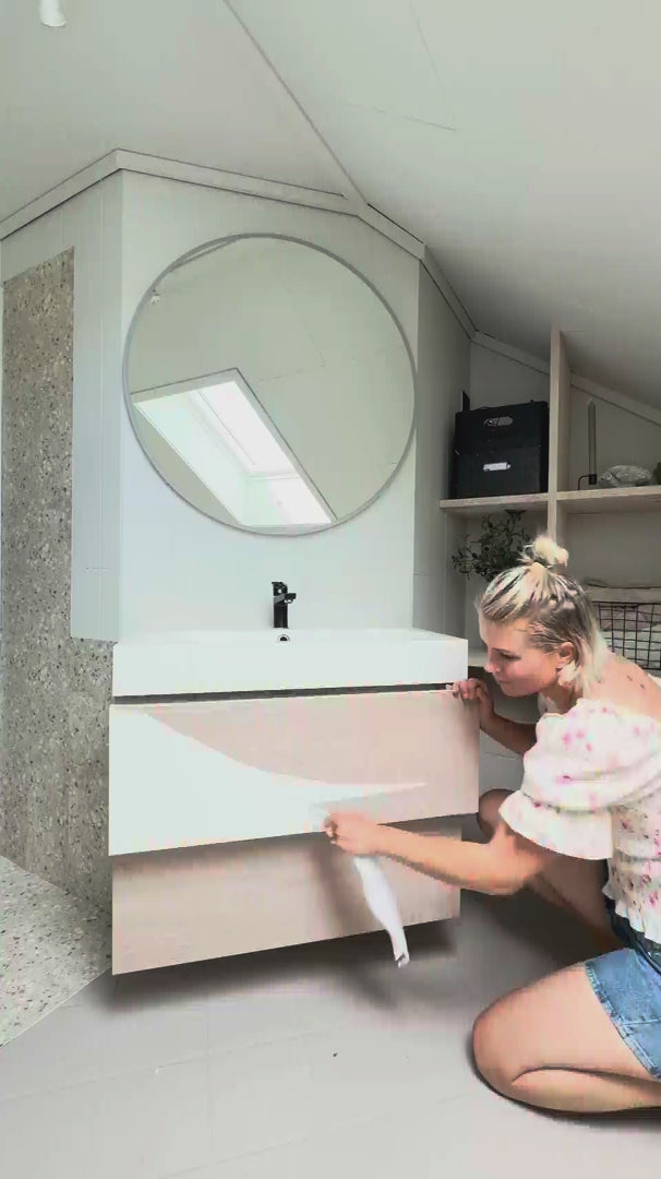 Montering av Sahara beige selvklebende fliser på baderomsgulv. - Lindas dekor 