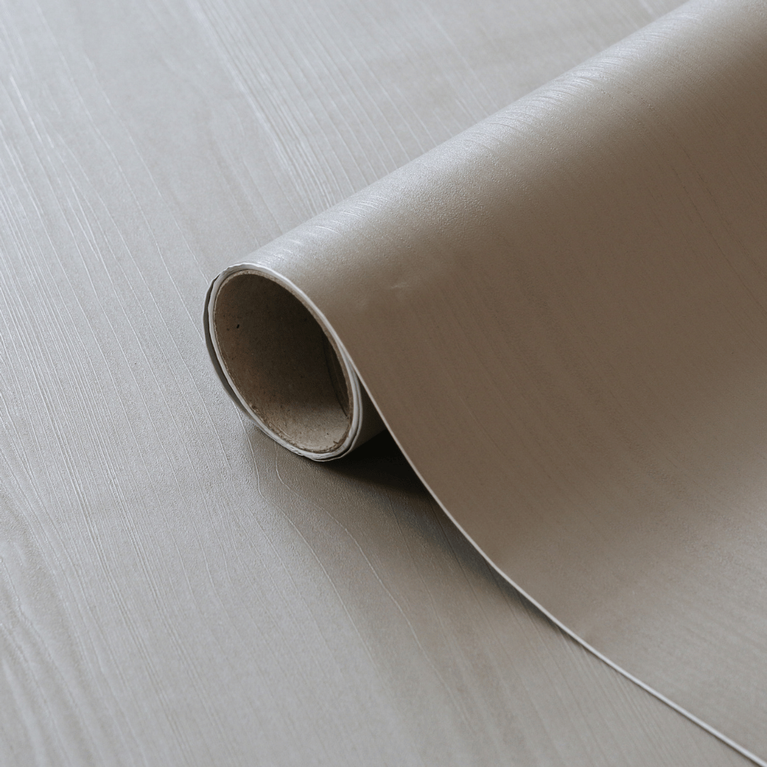 Quadro kontaktplast beige imiterer treverk i en mild beige farge som gir et moderne uttrykk. Denne passer godt til fornyelse av kjøkken og møbler. 