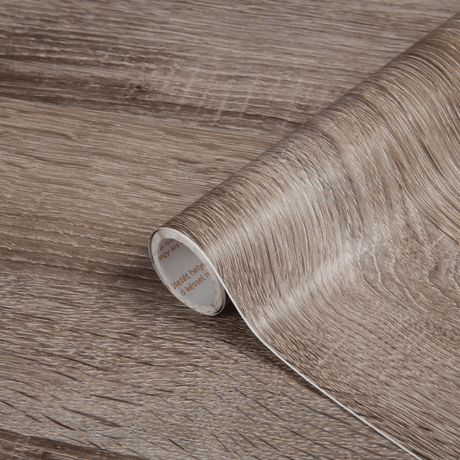 Eik treverk kontaktplast til baderomsinnredning – lunt og tidløst design
