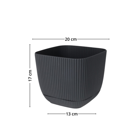 Mørkegrå firkantet plastpotte med rillet overflate. Mål: 20 cm topp, 13 cm bunn, 17 cm høyde.