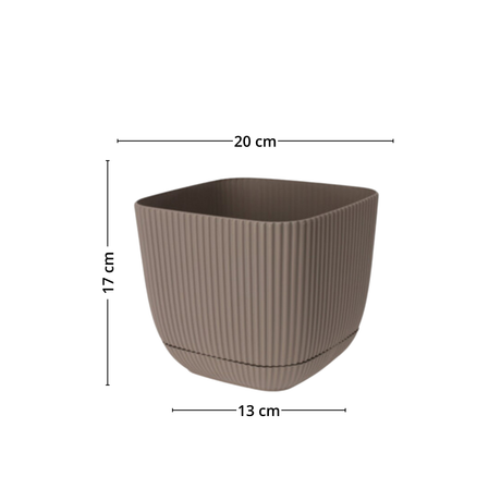 Brun plantepotte med riller og mål: 20 cm bred, 17 cm høy, 13 cm i bunn.