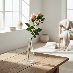 Mr. Plant Rose rosa plassert i enkel glassvase