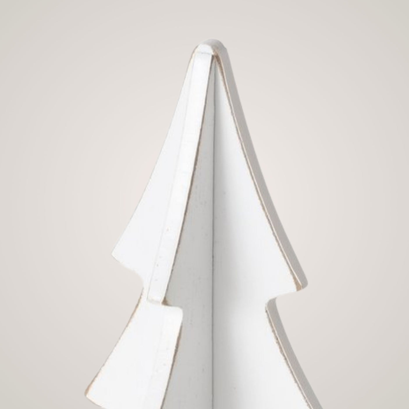 Nærbilde av toppen på hvitt trebordtre med enkel, minimalistisk design.