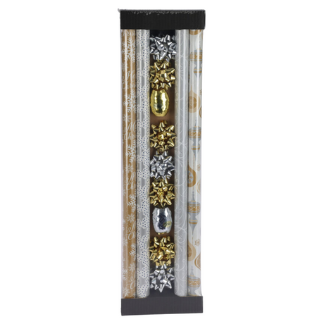 Gavesett julepapir med fire ruller i gull, hvitt og blått med julemotiv, sett fra skrå vinkel på bord – inkluderer gavebånd og sløyfer.