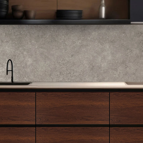 Warm walnut kontaktplast montert på kjøkkenskap. Få et kjøkken med valnøtt enkelt, raskt og billig