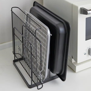 Svart holder med tre rom for brett og kjøkkenutstyr