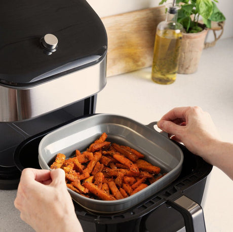 Fällbar airfryer-insats i grått silikon från KitchenCraft
