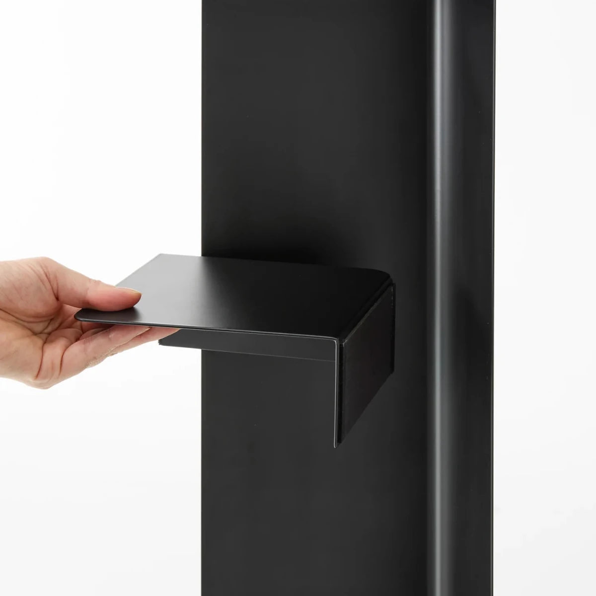 Diskré toalettpapirholder med hjul sort 80,5 cm - Lindas Dekor