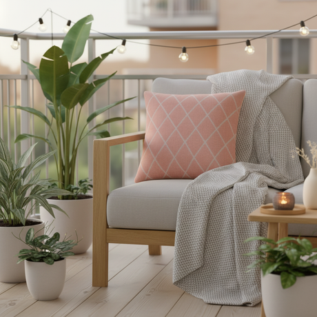 Rosa pyntepute med geometrisk design – stilren sofadekor