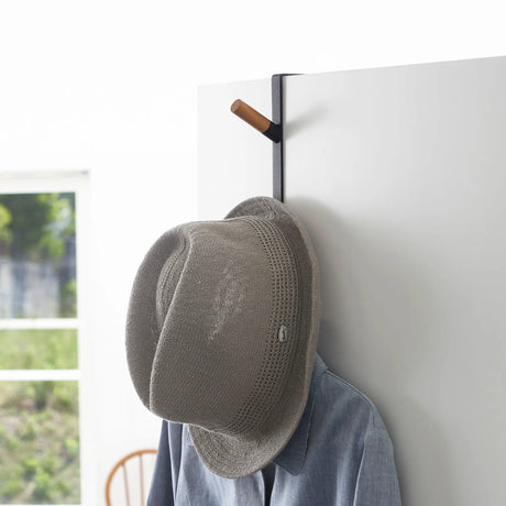 Knaggrekke til dør i matt svart metall og massivt tre