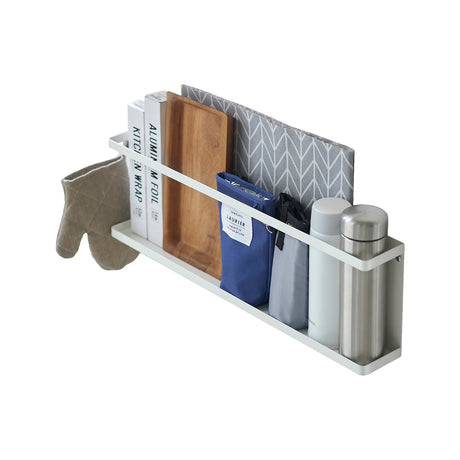 Hvit oppbevaringshylle til vegg med plass til kjøkkenutstyr og tekstiler