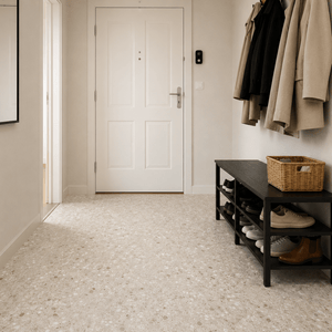 Lys og moderne gang med Sahara beige selvklebende fliser på gulvet. - Lindas dekor 