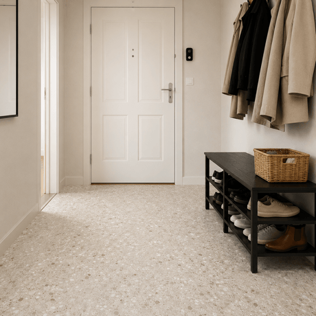 Lys og moderne gang med Sahara beige selvklebende fliser på gulvet. - Lindas dekor 