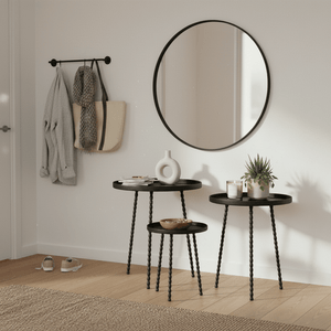 Svart Salvo sidebord placerat tillsammans med spegel, väggkrokar och dekorativa detaljer