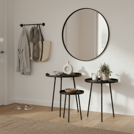 Svart Salvo sidebord placerat tillsammans med spegel, väggkrokar och dekorativa detaljer
