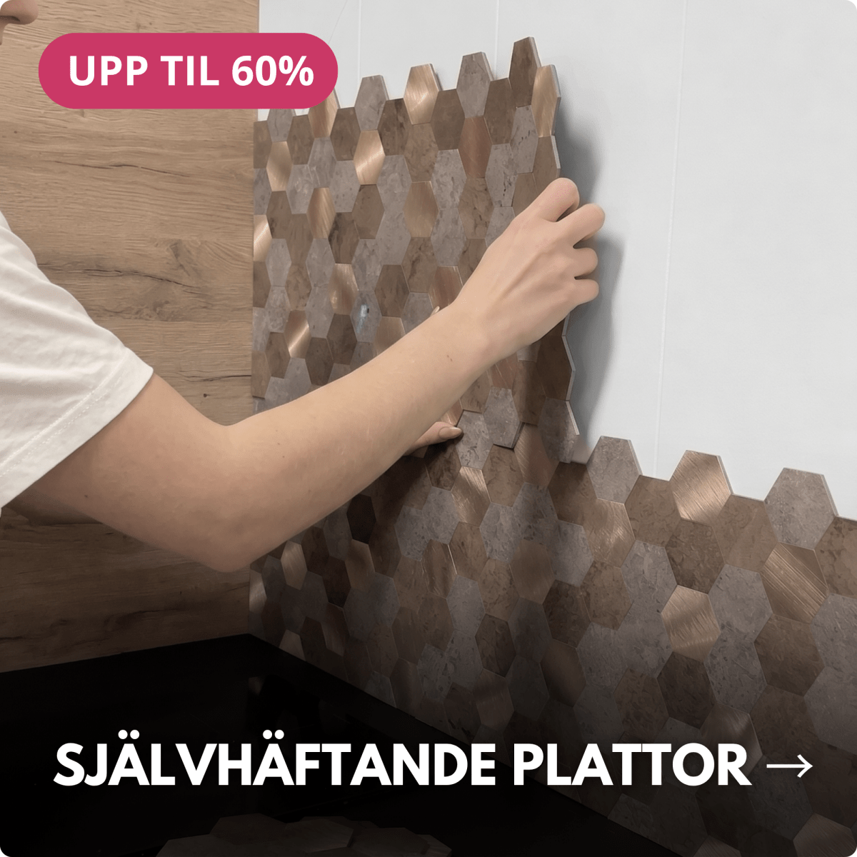 Montering av självhäftande väggplattor med dekorativt geometriskt mönster i kök eller badrum