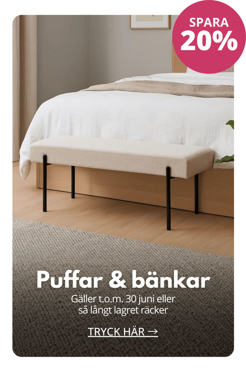 Stoppad bänk vid säng i sovrum med kampanj på puffar och bänkar för hemmet