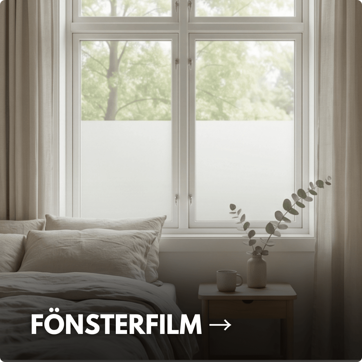 Ljust vardagsrum med fönsterfilm som ger insynsskydd samtidigt som dagsljuset bevaras