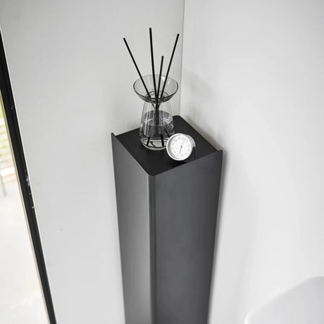 Diskré toalettpapirholder med hjul sort 80,5 cm - Lindas Dekor