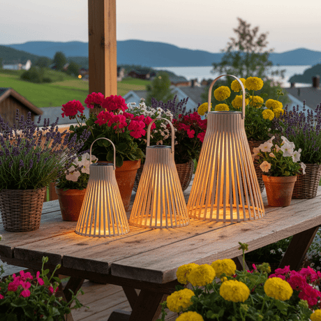 Solarlykter for utendørs bruk i tre størrelser som skaper stemningsfull belysning i hagen