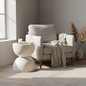 Lite avlastningsbord i terrazzo look til loungeområde ute