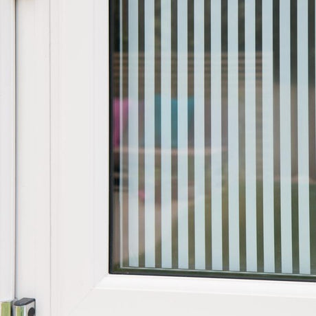Vindusfolie med hvite striper langs rullen til bad og kontor
