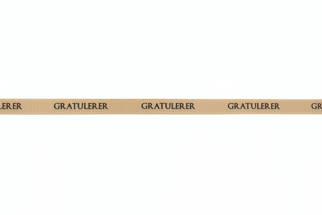 Beige gavebånd med repeterende sort «Gratulerer»-tekst vist i full bredde på hvit bakgrunn. - Lindas dekor 