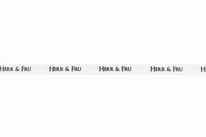 Hvitt gavebånd med repeterende sort «Herr & Fru»-tekst vist flatt og utrullet på ren lys bakgrunn - Lindas dekor 