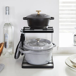 Svart grytestativ med 2 nivåer til oppbevaring av gryter og lokk