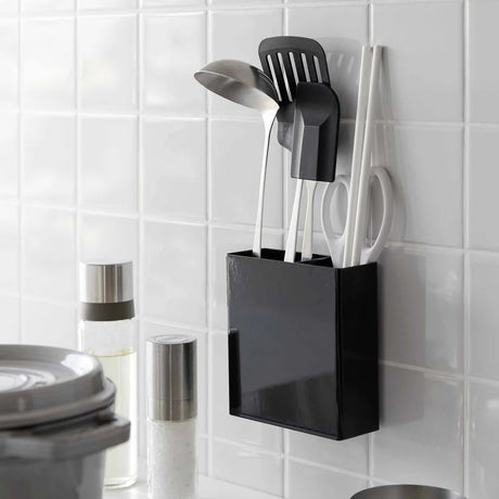 Praktisk kjøkkenholder med selvklebende feste for organisering av kjøkkenverktøy