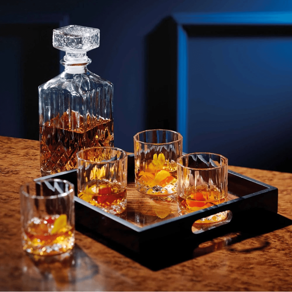 Karaffelsätt i matt glas med fyra whiskyglas - Lindas Dekor Dryckesett