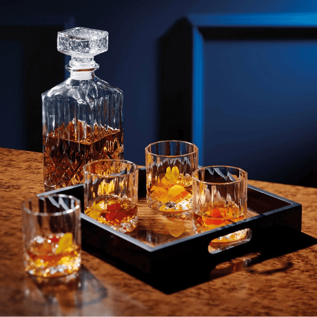 Decantersæt i mat glas med fire whiskyglass - Lindas Dekor drikkesæt