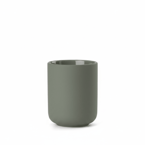 Tannbørsteholder Ume Olive Green hvit bakgrunn – matt keramikk Ø8 x 10 cm, Zone Denmark