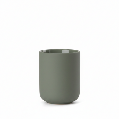 Tannbørsteholder Ume Olive Green hvit bakgrunn – matt keramikk Ø8 x 10 cm, Zone Denmark